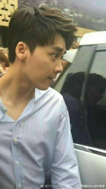 190613脱离滤镜后的李易峰什么水平发光的美貌引网友赞叹