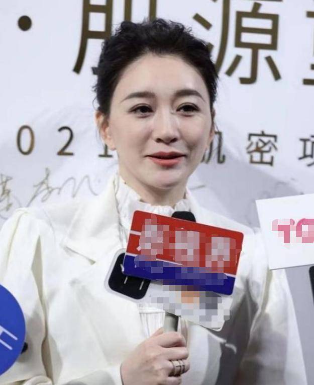 45岁李小冉生图曝光膀大腰圆发福明显紧身裤勒出大象腿