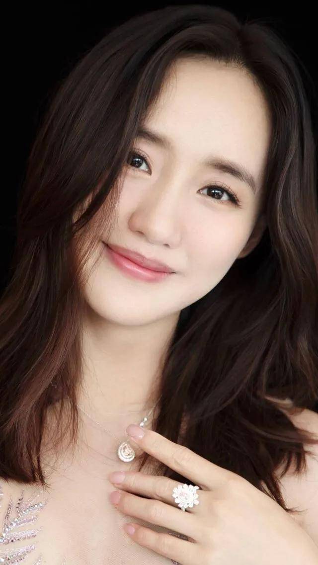 展颜一笑倾凡俗香唇玉齿两依依发长肩香肤如酥