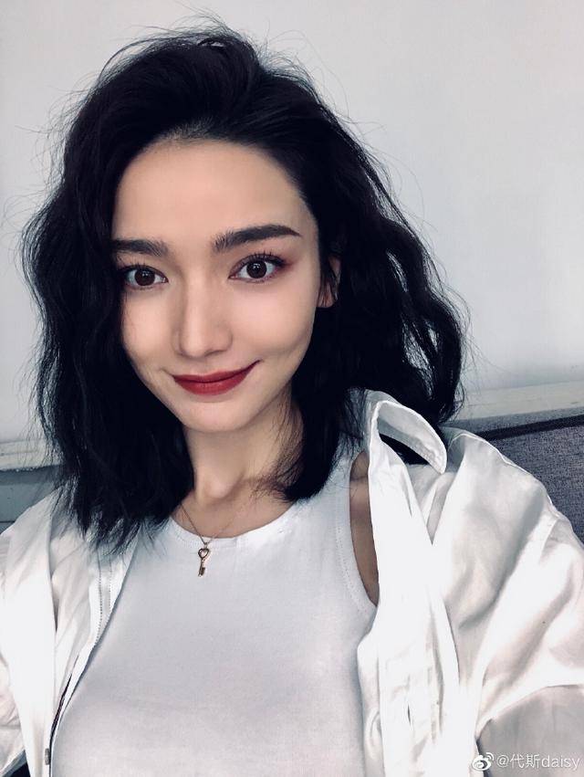 杨幂旗下艺人私联粉丝被曝,聊天记录不堪入目,7月才与女友官宣_芮麟