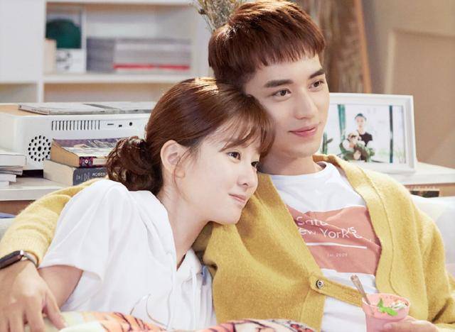 乔欣跟许魏洲这两人在这一综艺中组成情侣,这回可是让好多cp粉都满足