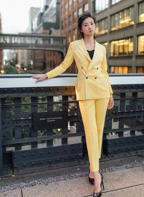 斓曦的西装也太小了吧可她还能系上扣子是有多瘦哦