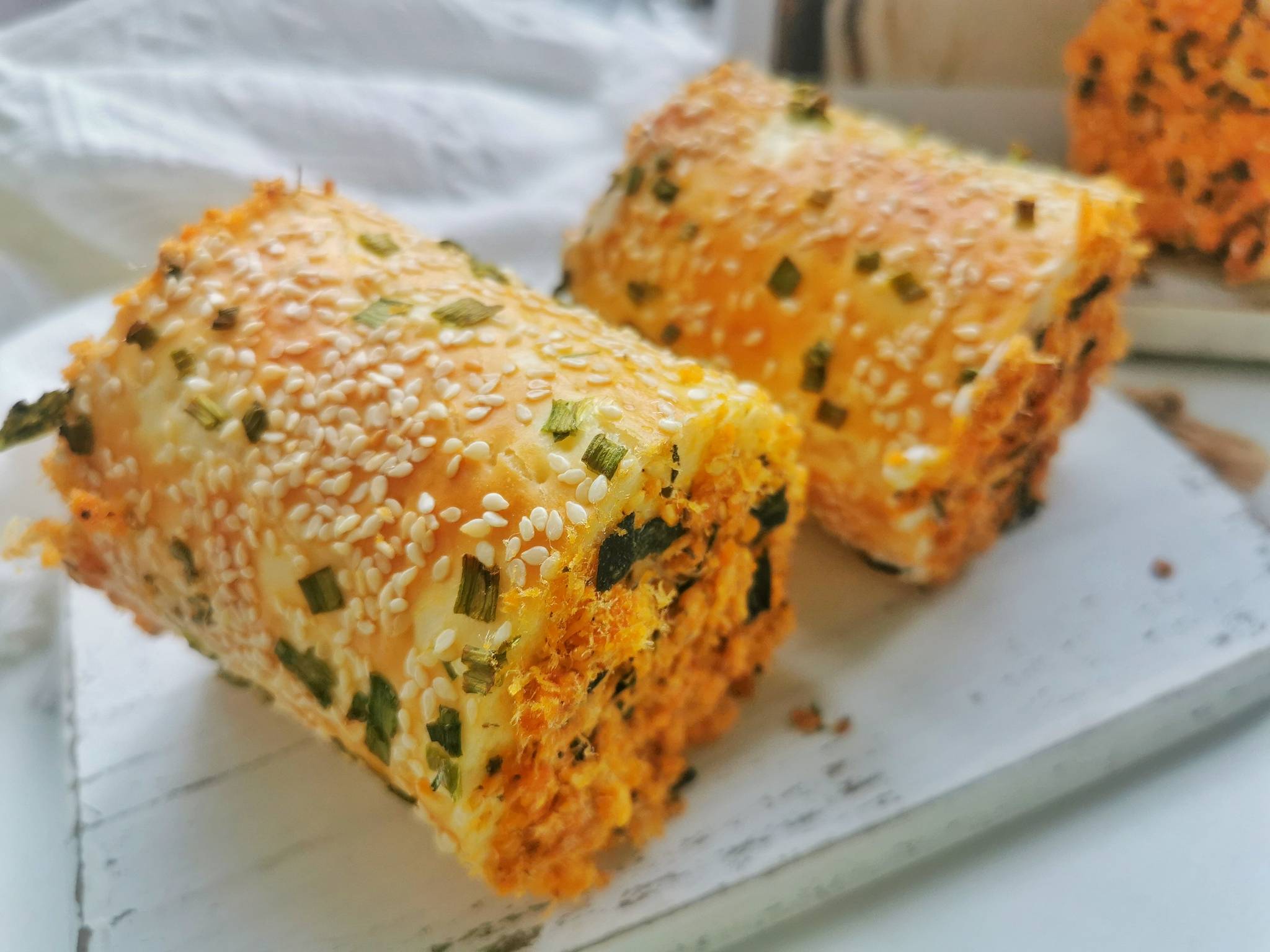 教你一道香葱肉松面包卷,蓬松软嫩,鲜香诱人,甘甜美味_步骤_沙拉酱