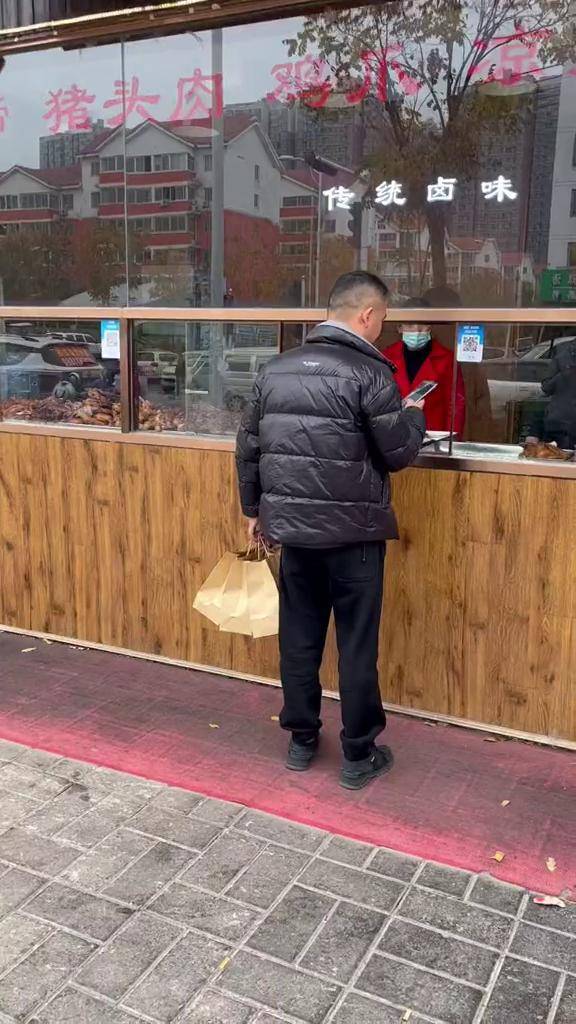 郑州西郊大哥开车一个小时跑到东区祭城,就为花125块钱买3只热烧鸡!