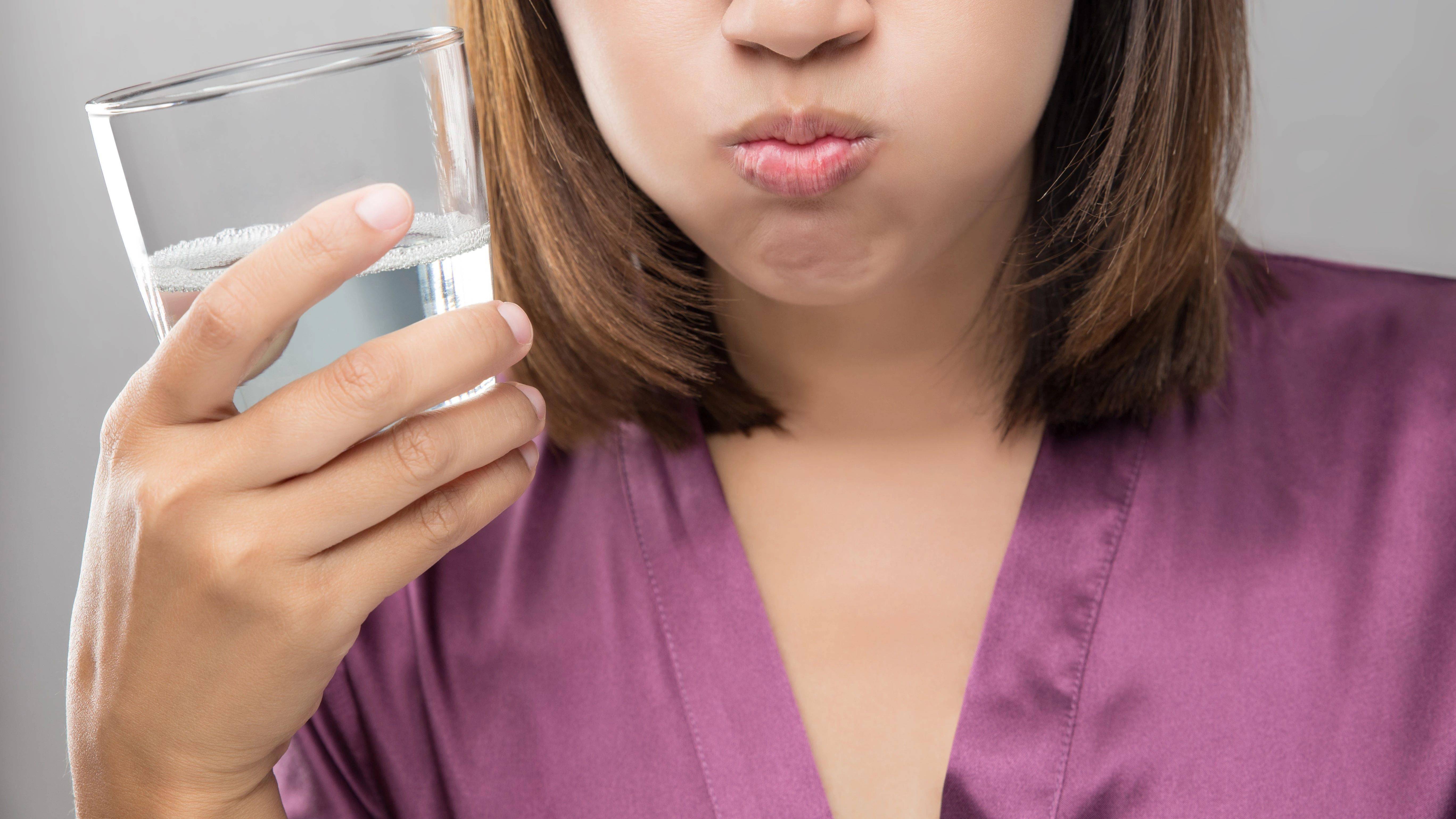 长期用盐水漱口也是不少人的护牙习惯,这也是不正确的.