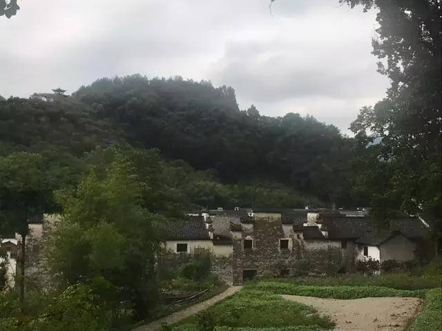 東部接嵊州市,東南毗東陽市,是一個典型的山裡古村落