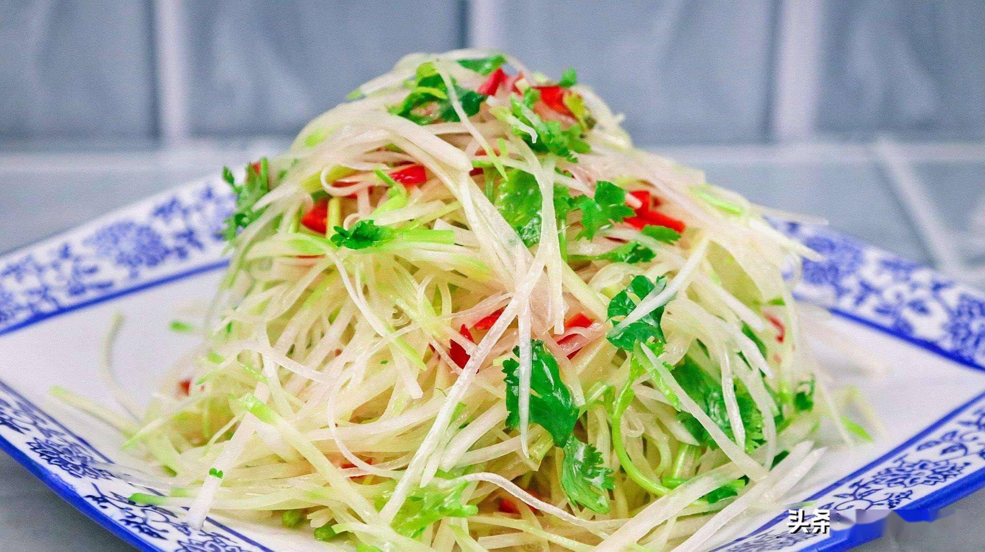 【推荐食谱】:凉拌萝卜丝食材:萝卜,香菜,葱丝,红辣椒,辣椒油,熟芝麻