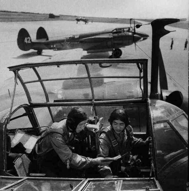 坏消息:祭出一架更老的轰炸机_飞行员_喷气式_图片