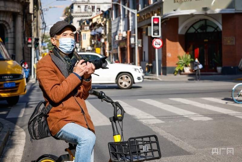上海爷叔拥抱智慧生活 骑车街拍用镜头记录上海