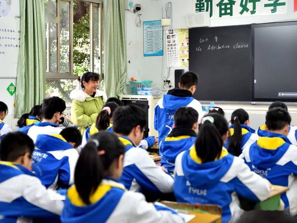 宜宾市第六中学生本课堂促花开三尺讲台展风