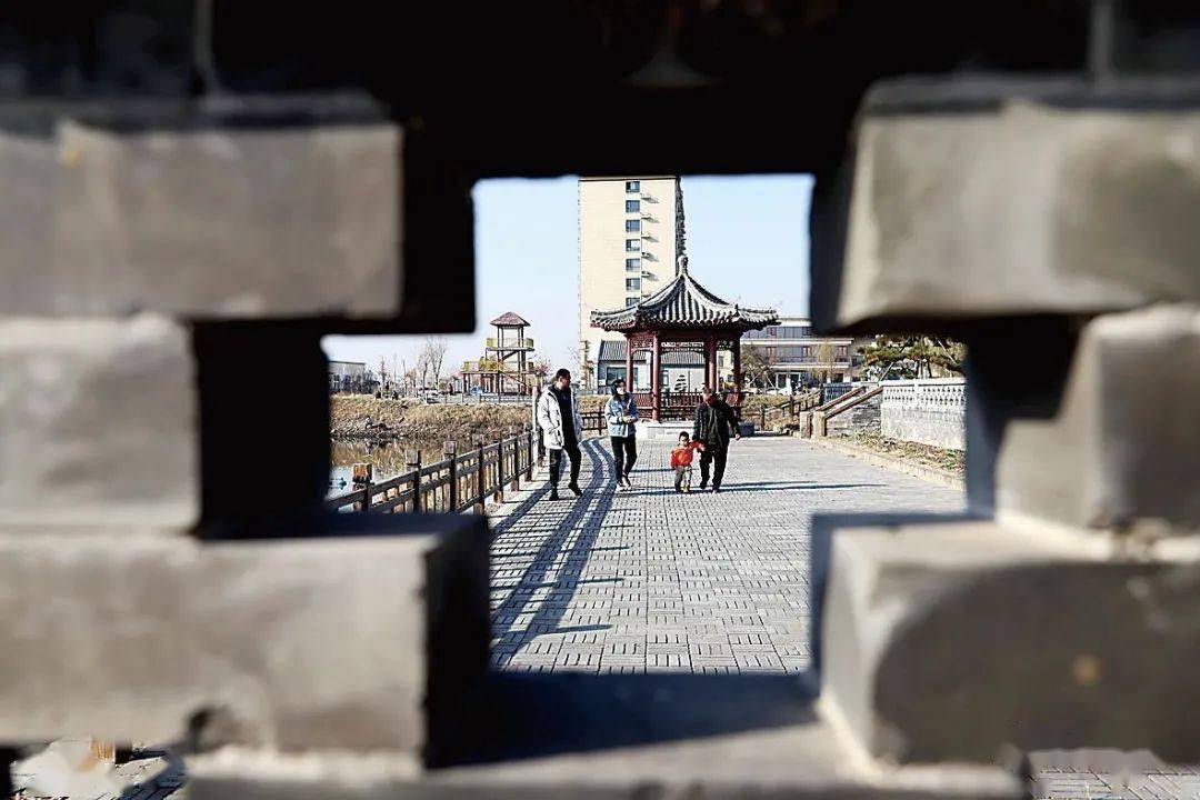 南皮县刘八里乡双庙村党支部书记李国良开门见山:"咱先去村史馆转转