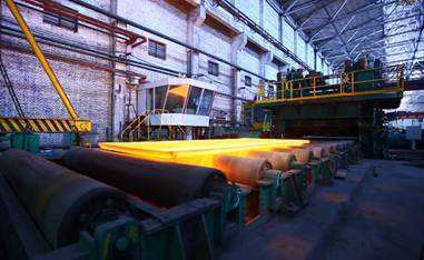 粉末锻造有以下优点:它是将粉末预压成形后,在充满保护气体的炉子中