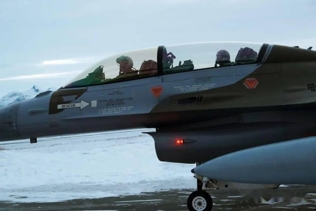 17岁挪威公主登上f16战机完成飞行_后座_皇家_空军