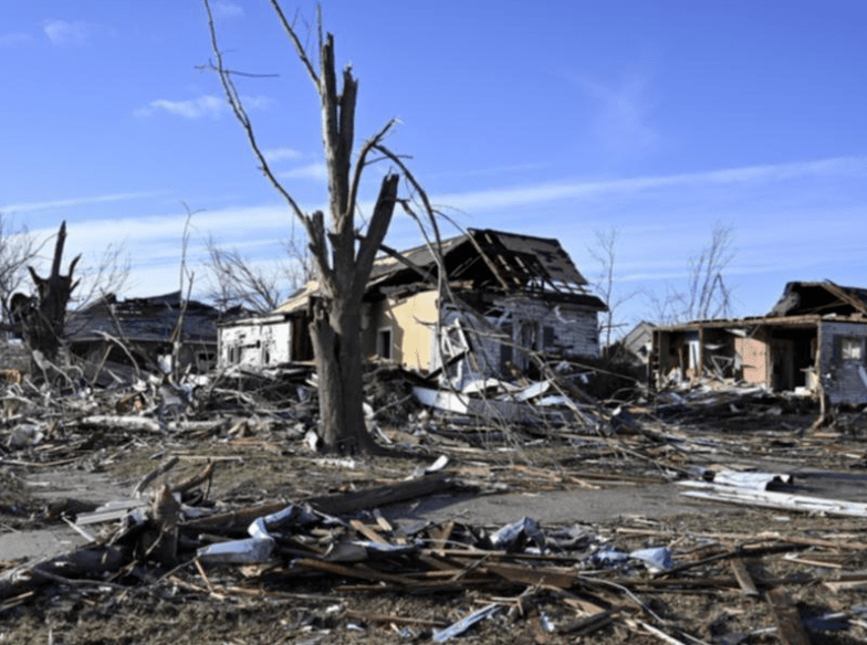 疯狂龙卷风席卷美国6州小镇夷为平地肯塔基州进入紧急状态超百人丧生