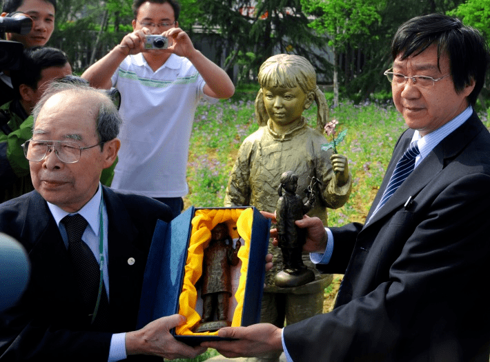 装满麻袋乘上火车,一路抛撒……1966年山口诚太郎已到弥留之际去世前