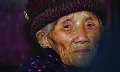 107岁的李淑珍老人忧郁的眼神.