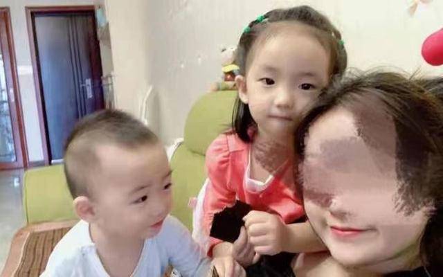 新闻8点见丨重庆姐弟坠亡案生母期待"给孩子一个公道"_陈美霖_辛格