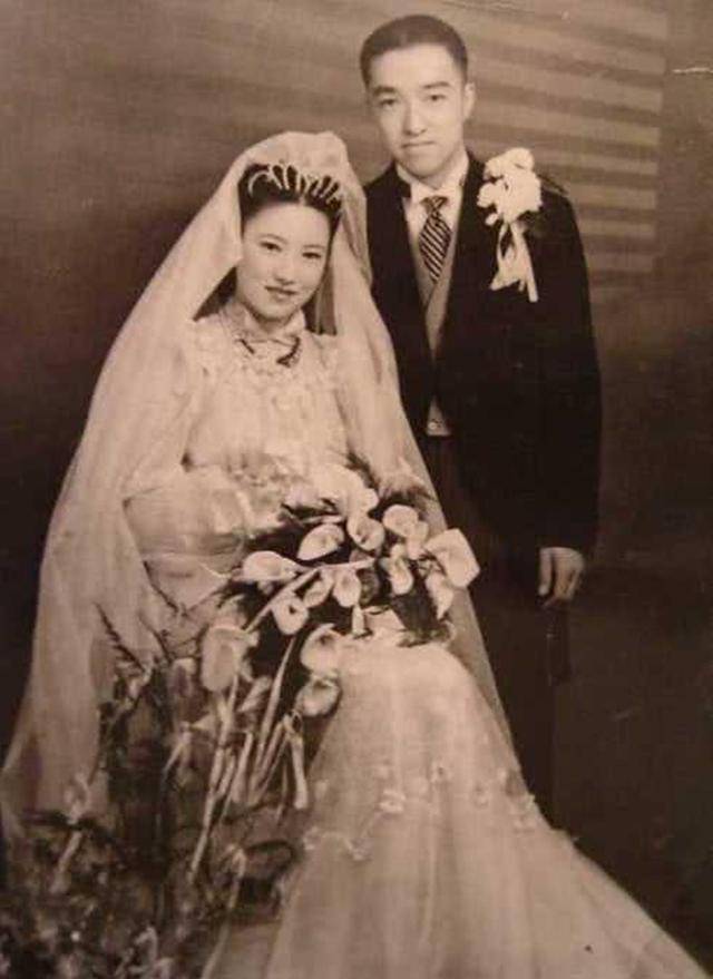 80年代婚BG真人纱照保守90年代浓浓“影楼风”你最钟意哪款婚纱照？(图2)