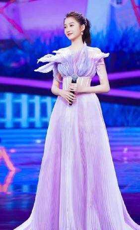 关晓彤穿紫色腰部镂空花瓣裙胸前花瓣绽放太唯美了