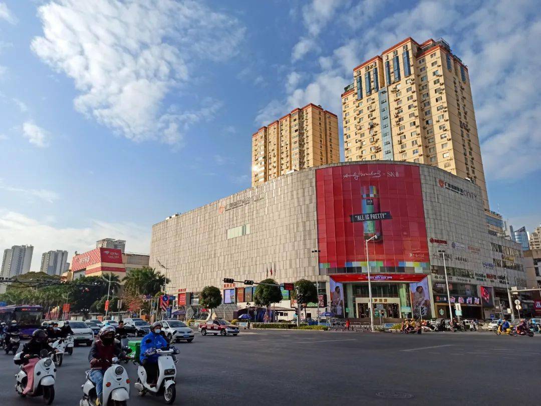 为了了解情况,12月8日,小探来到了位于民族大道49号的新梦百货.