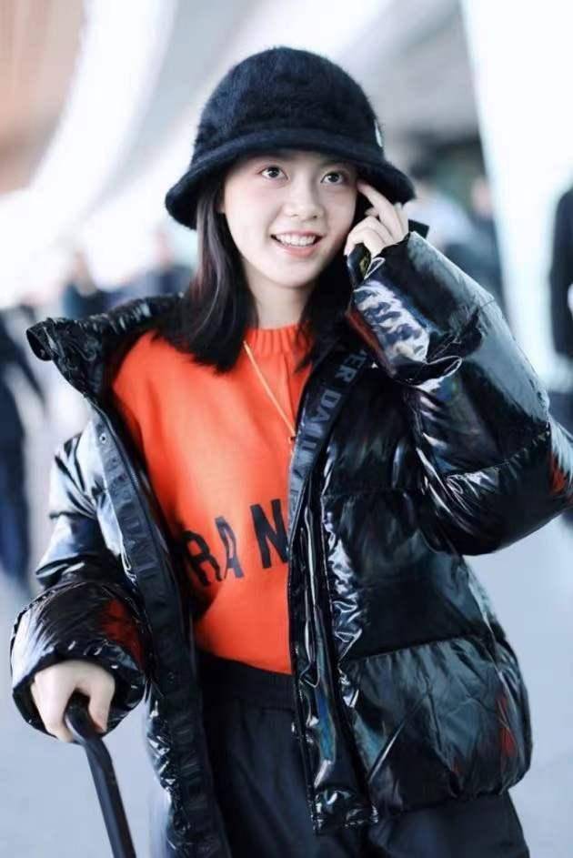 寒冷冬日来袭赵今麦黑色羽绒服搭配运动裤美得没朋友