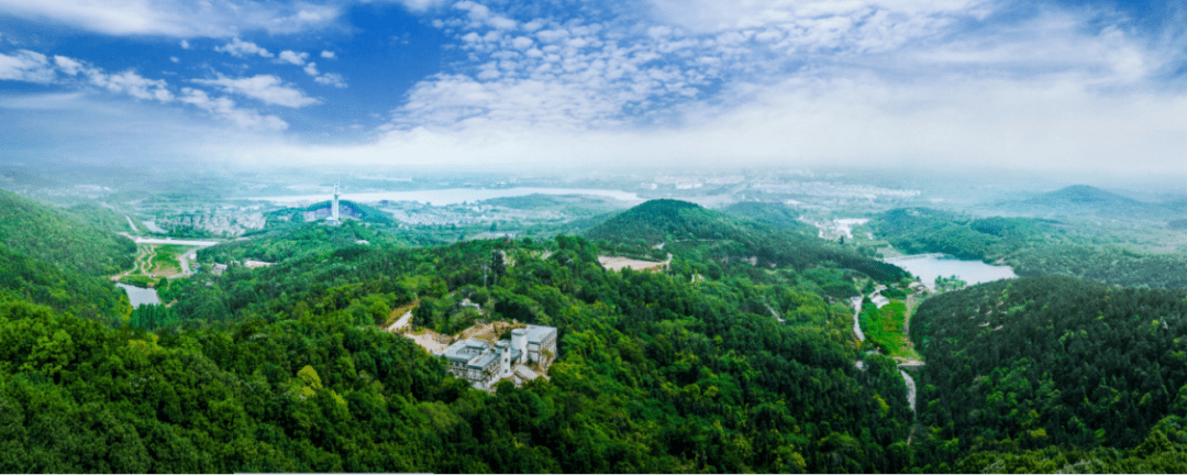 紫蓬山风景区,位于肥西县紫蓬镇南面,距合肥市区约18公里,有"森林大道