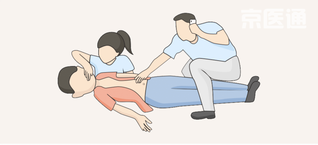 在等待救护车到来之前,我们需要做以下几件事:  ① 让病人平躺(不需