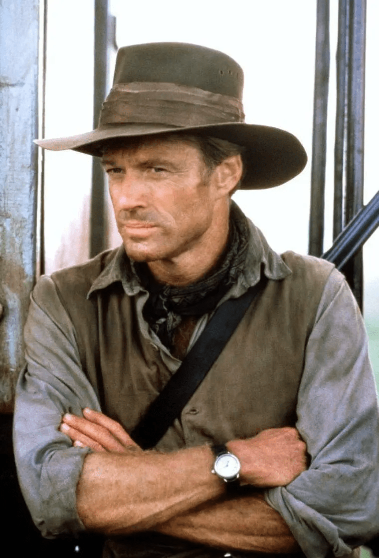 在野外的卡伦被一个雄狮盯上,就在她准备逃命的时候,丹尼斯手持猎枪在