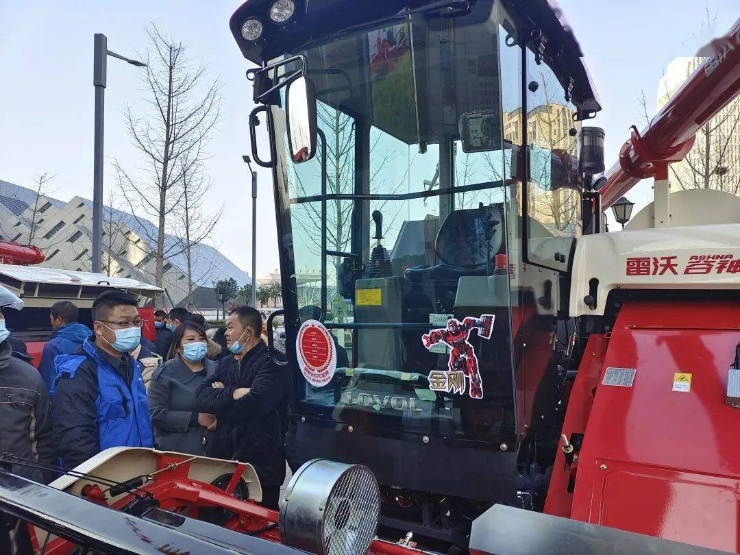 开启跨区收获新纪元雷沃谷神领航rg70金刚版履带机"我一直用潍柴雷沃