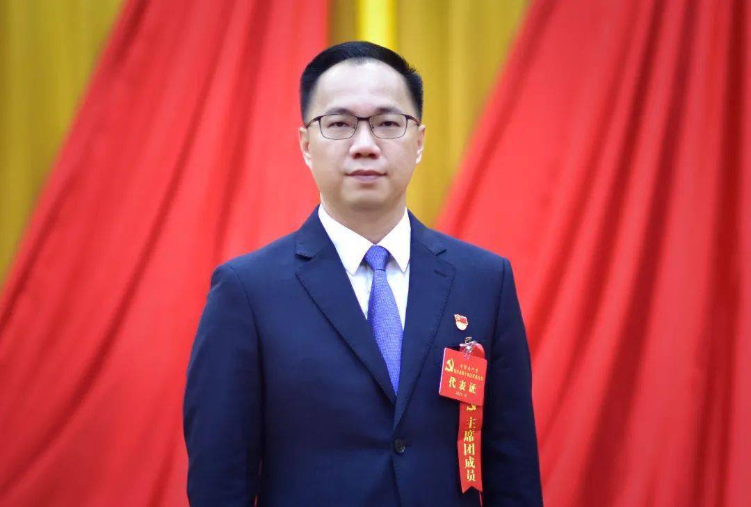 县委书记华关(左起:李俊枫,张福兴,叶常青,谭建华,朱海兵,华关,宋在军