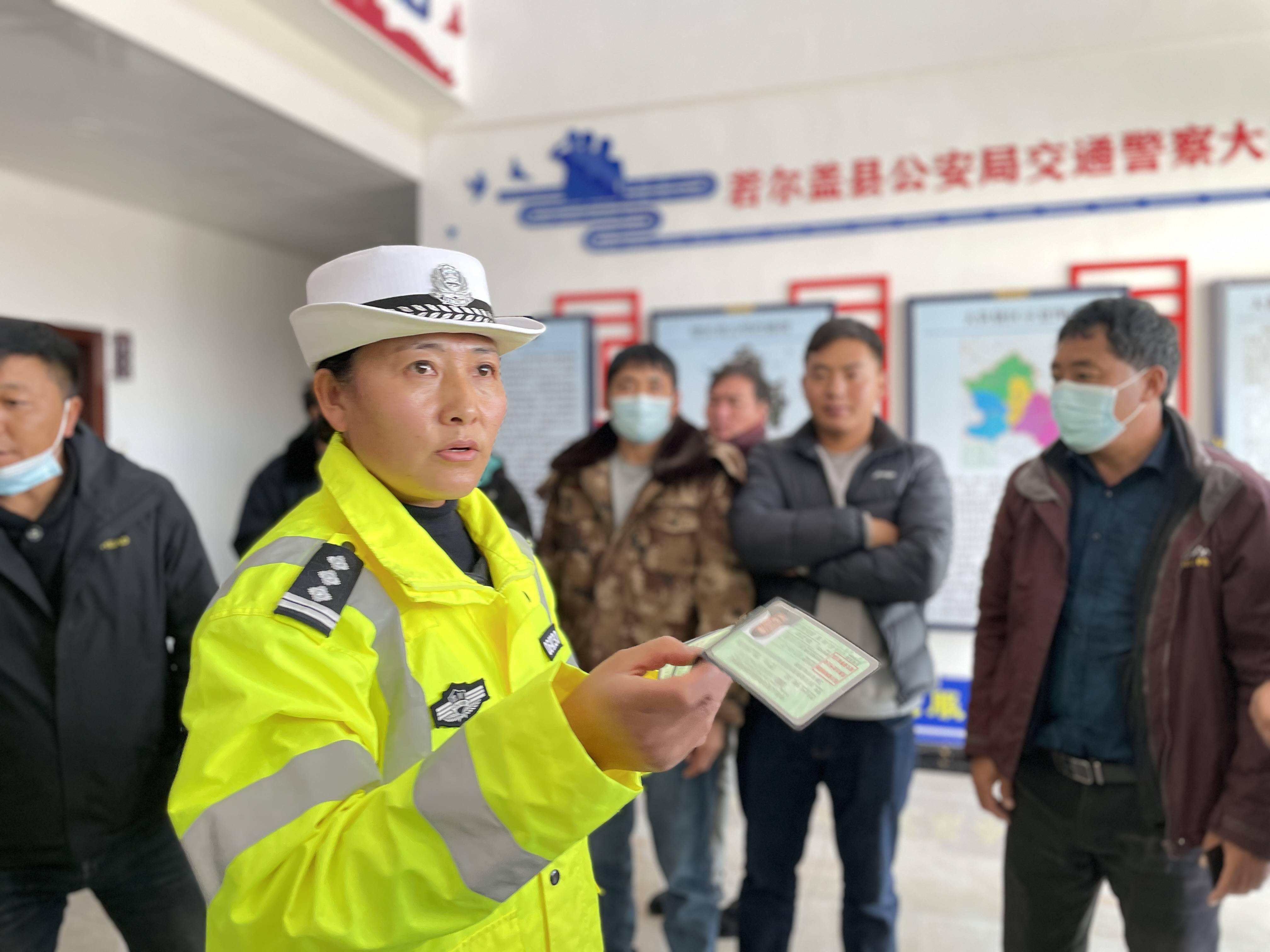 记者:陈勇强通讯:若尔盖县公安局交警大队返回搜狐,查看更多