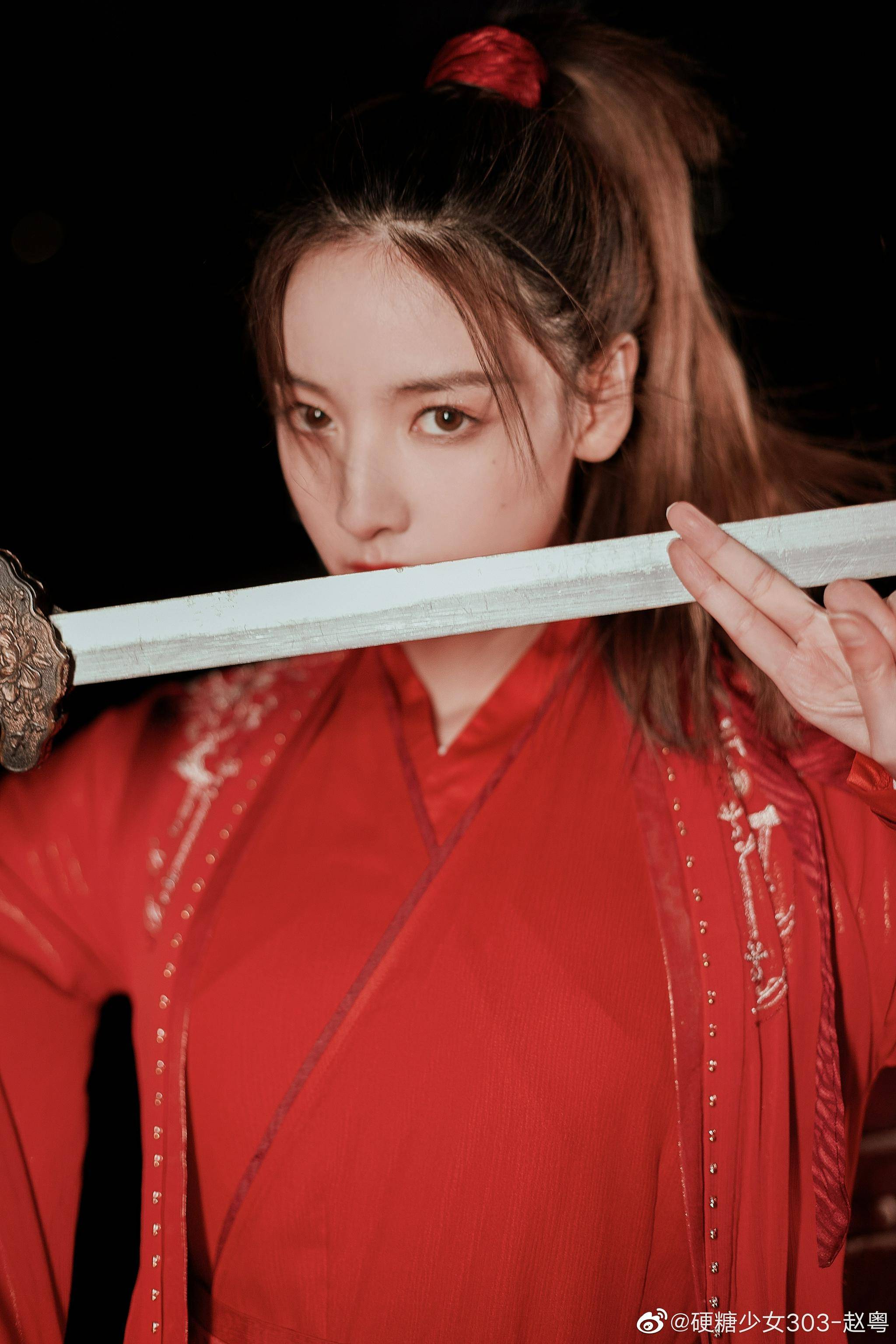 赵粤古装红衣束发造型写真抚剑斟酒鲜衣怒马