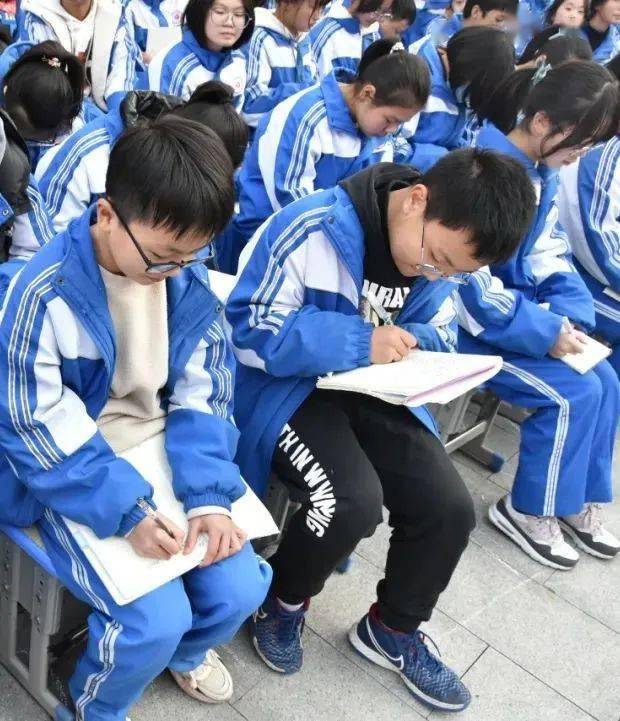 柞水县城区第一初级中学召开法制安全健康教育报告会
