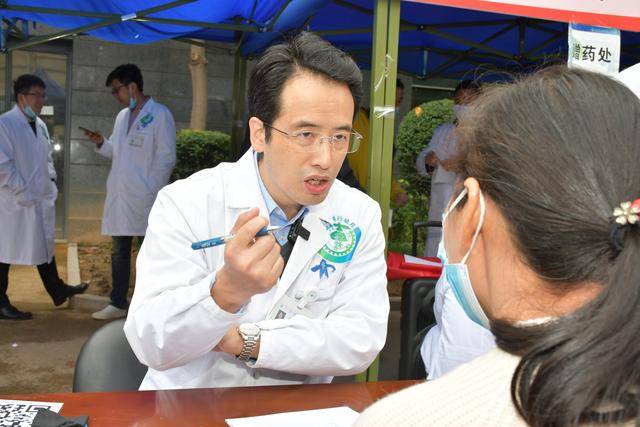 西安交大一附院举行世界关节炎日大型义诊活动