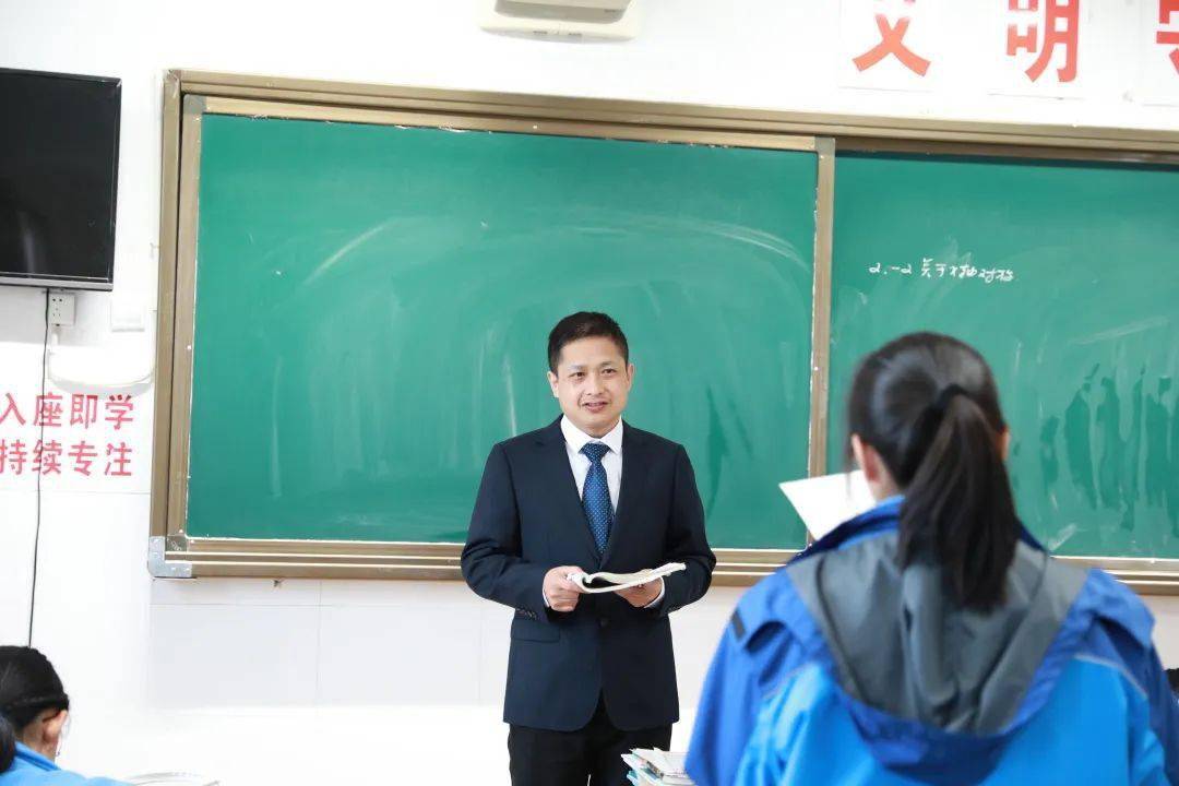 春风育桃李杏坛谱华章艾青中学70华诞优秀教师榜熊云关爱每位学子激发