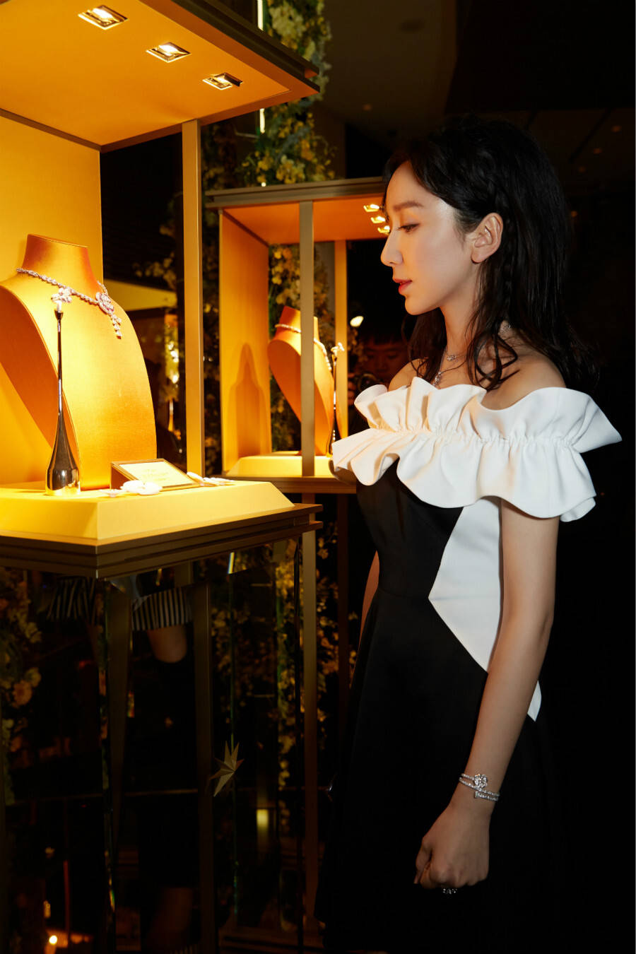 娄艺潇亮相珠宝品牌活动质感女人如花绽放