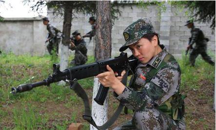 部隊女兵英姿颯爽很讓人羨慕看完日常訓練你就不會羨慕了