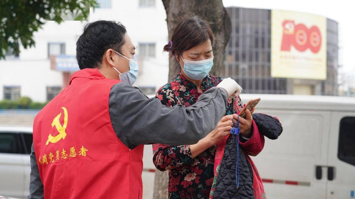 志愿服务队首批95名干警在党组书记,院长邝子球的带领下,身披红马甲