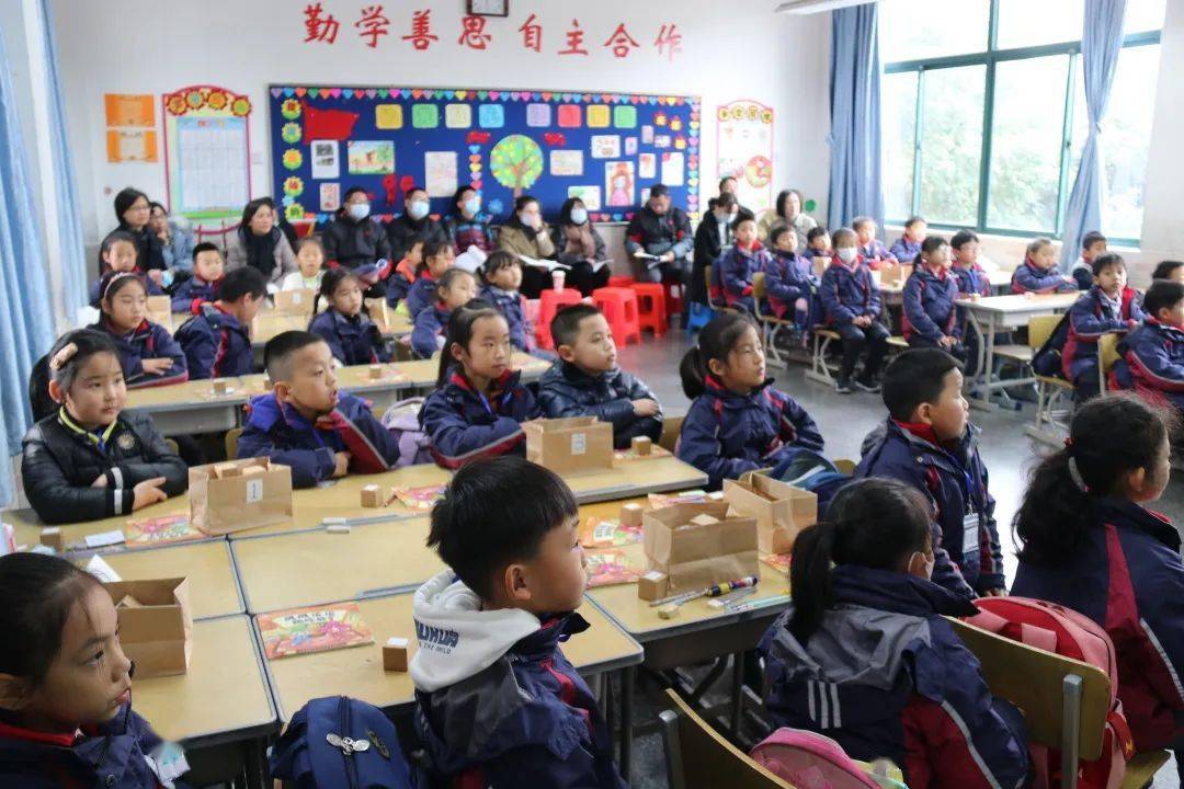 年级主题式综合活动课程校本化实施现场研讨活动在青浦区凤溪小学举办