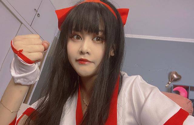 主播皮克桃空降cj展台,五排ai翻盘职业战队,线下颜值