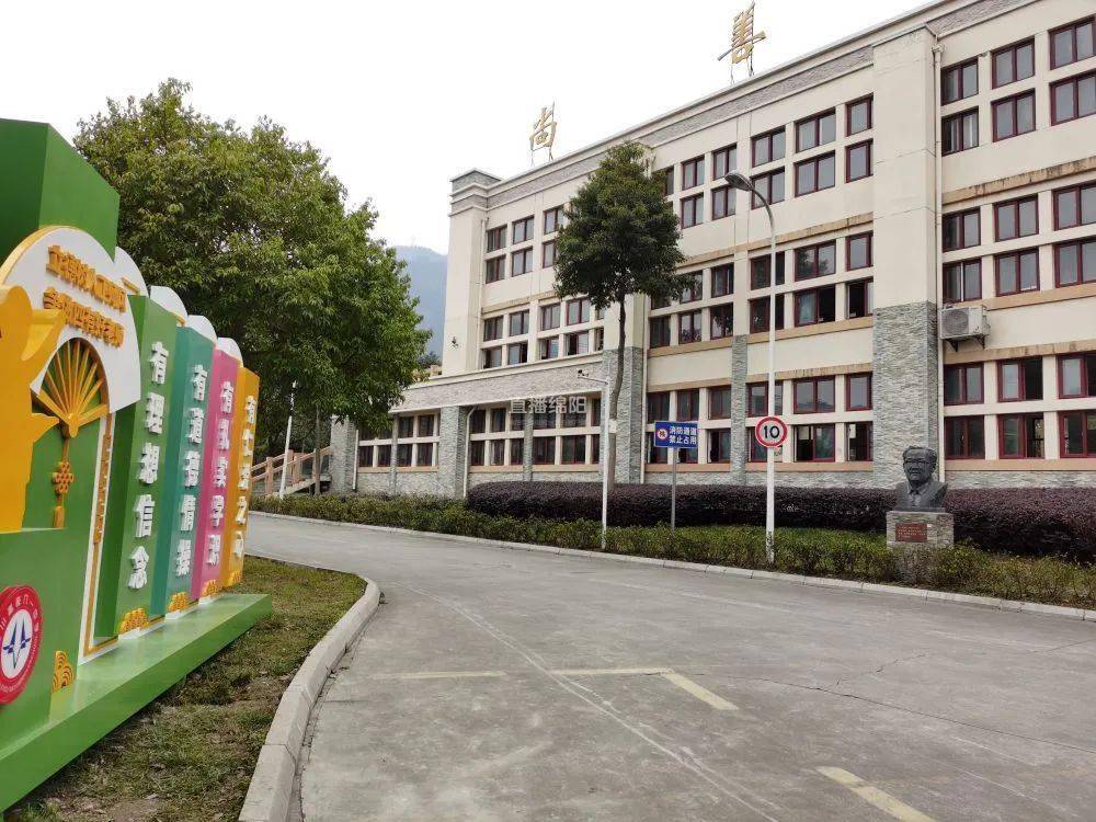 北川擂鼓八一中学是此次培训学员们参观的第一个点位,它是由济南军区