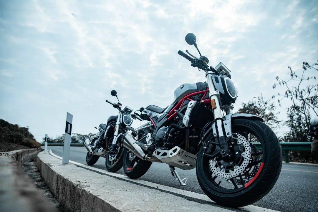 更趋运动的现代复古车 | 大运摩托食铁兽动态测评
