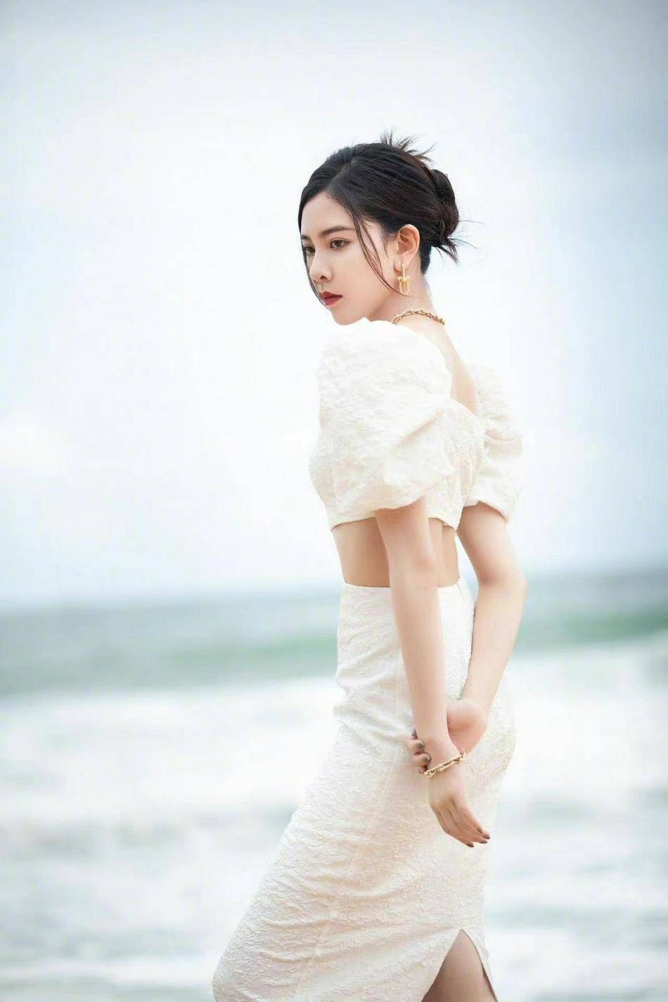 宋妍霏三亚海边大片白色露腰套裙干净唯美