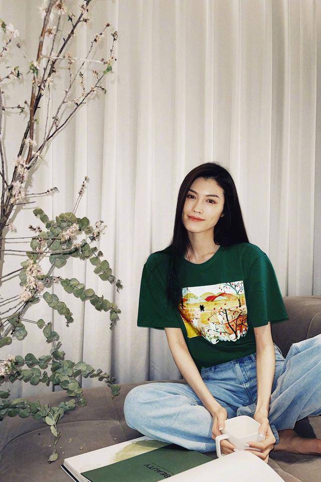 30多岁的何穗又开始"装嫩"了,身穿吊带连衣裙,少女感十足_成微_显得