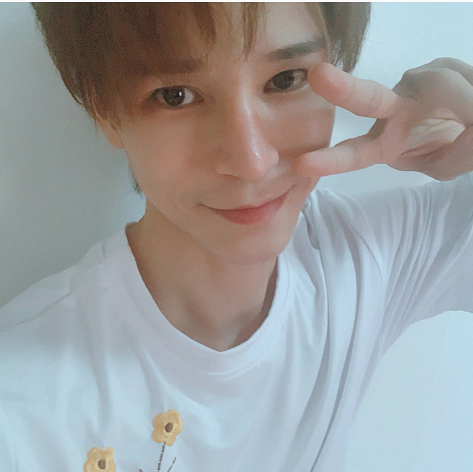 发动态"我都不敢相信我居然胖了10几斤",然后配上了比耶的手势自拍照