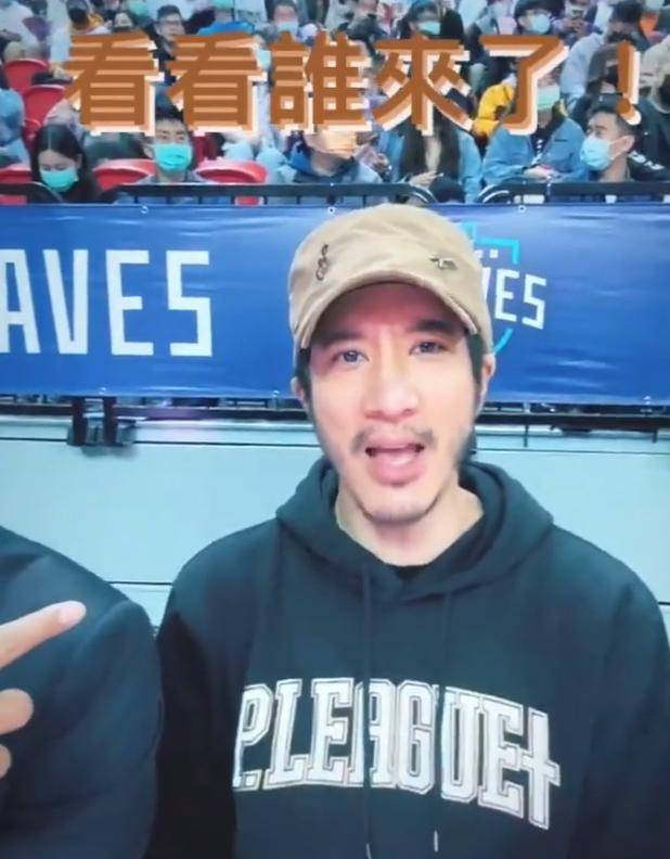 亿万富豪王力宏近照太邋遢满脸胡茬懒得刮曾穿破洞袜子录节目