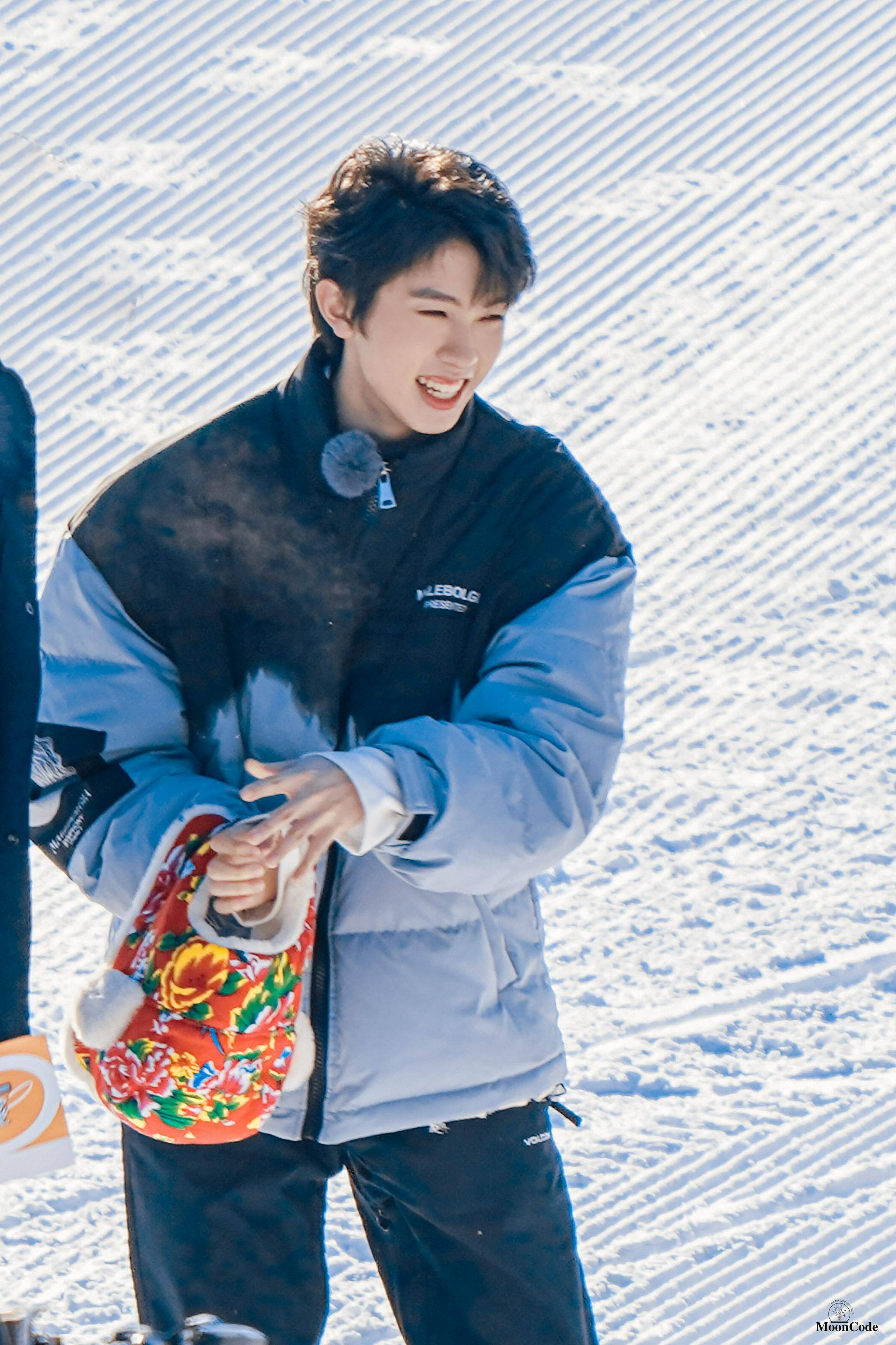 林墨滑雪录制饭拍时尚弄潮儿的大花帽笑容好治愈