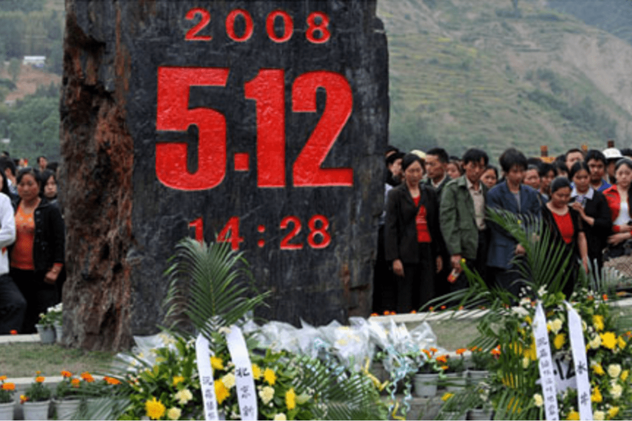 08年地震,吴家芳背亡妻回家感动无数国人,为何半年后却遭人辱骂_生活