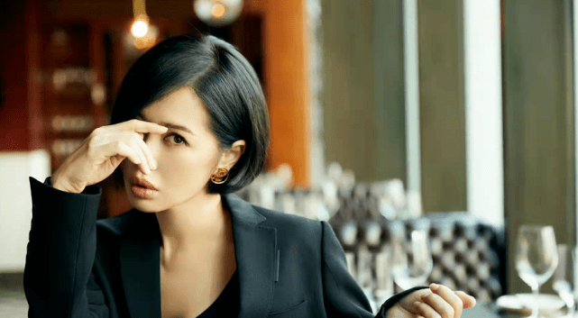 战狼女主余男压轴走红毯穿露脐装身材辣厚嘴唇比舒淇性感