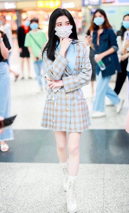 鞠婧祎现身机场穿格纹西装裙腿又长又细不像只有150